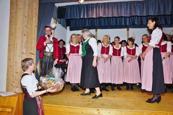 Überreichung eines Präsentkorbes von allen Chören